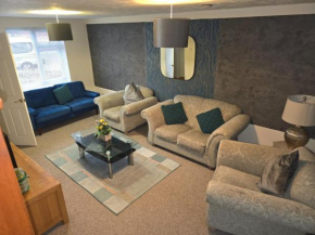 Ashford Luxury Town Retreat-Free Parking -Super Fast Wifi, Spacious, Back Garden & Garden Chairs